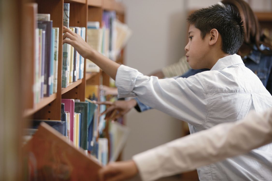 children discovering new books for their reading list